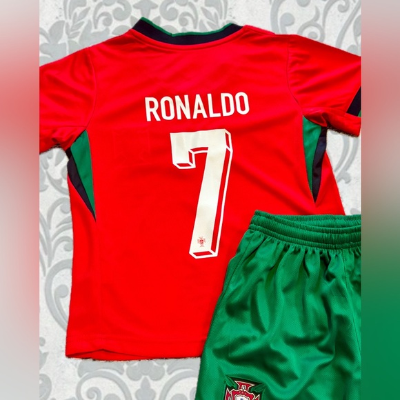 Cristiano Ronaldo kids use red home soccer jersey kit - Boys Girls Portugal - Picture 4 of 6